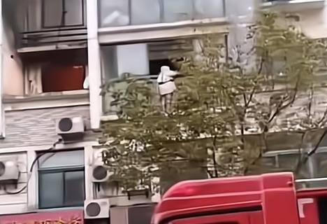 Lửa trùm sau lưng, chồng bỏng nặng vẫn nắm chặt tay vợ ở ban công