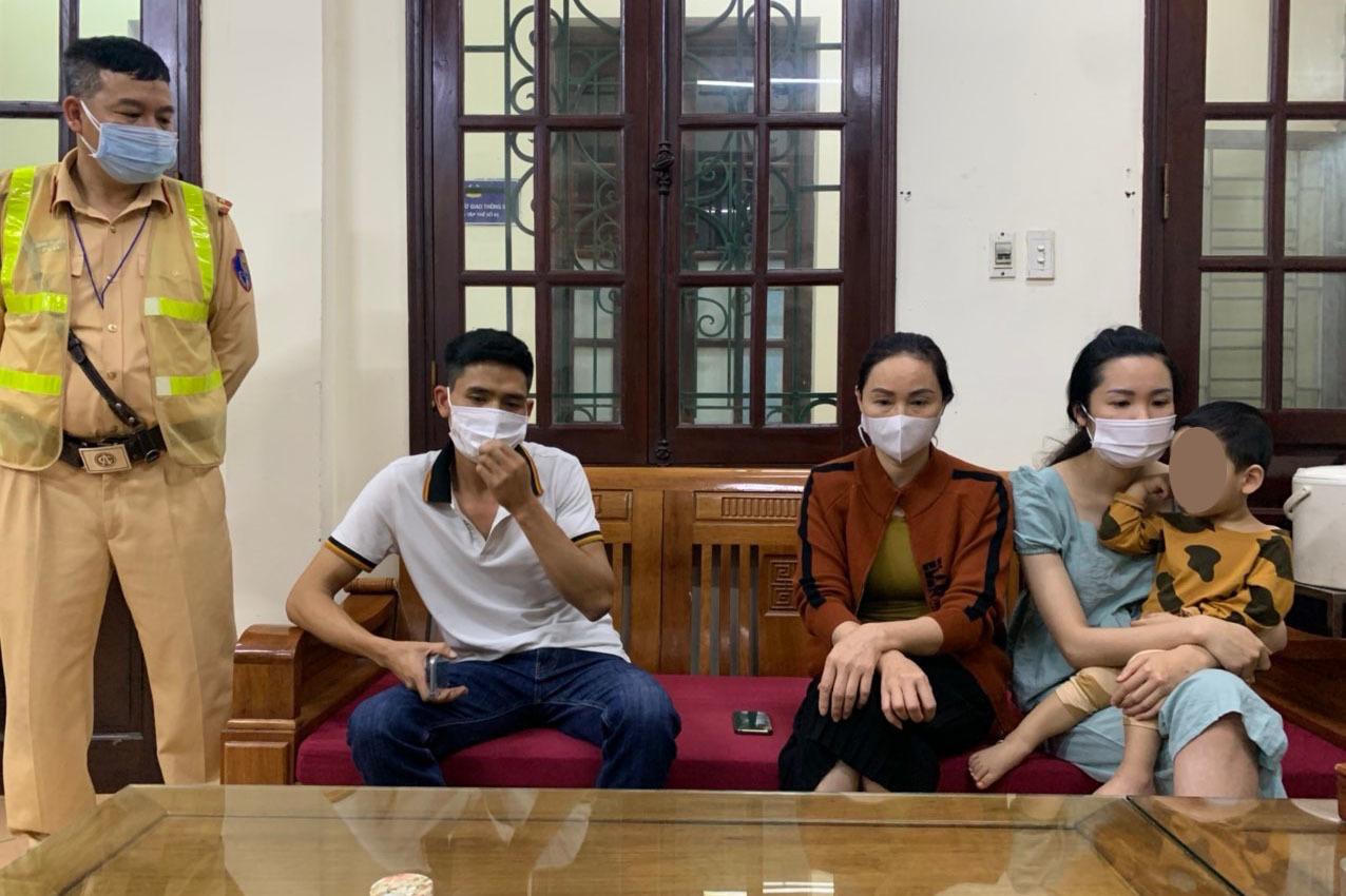 Mâu thuẫn vợ cũ, ông bố bế con trai lên cầu dọa giết con, định tự tử