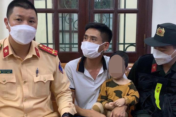 Mâu thuẫn vợ cũ, ông bố bế con trai lên cầu dọa giết con, định tự tử