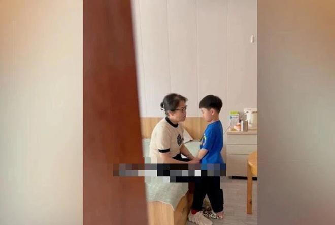 Con dâu đứng ngoài cửa nghe lén mẹ chồng dạy cháu nội mà rơi nước mắt