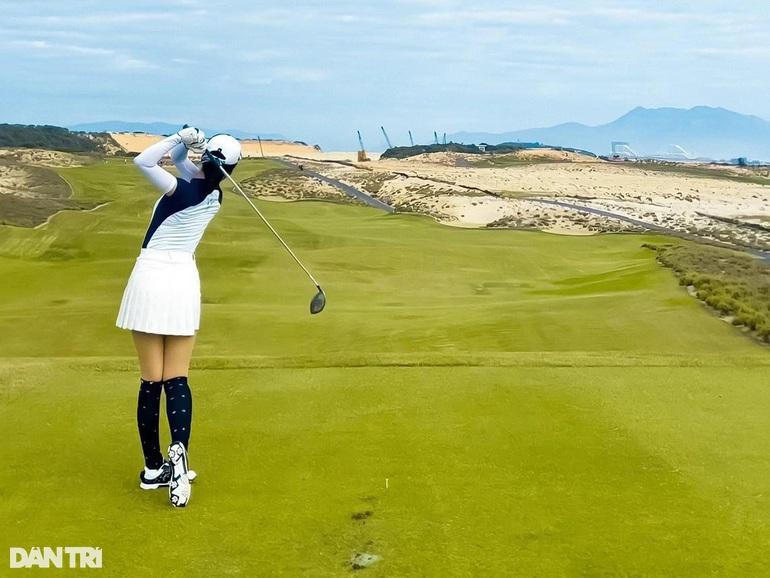 'Kiều nữ' trên sân golf và những mục đích ra sân 'không vì golf'
