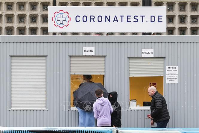 Dỡ hạn chế quá nhanh, châu Âu rơi vào làn sóng 'Omicron tàng hình'