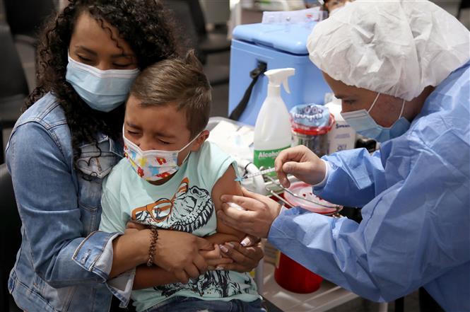 Dỡ hạn chế quá nhanh, châu Âu rơi vào làn sóng 'Omicron tàng hình'