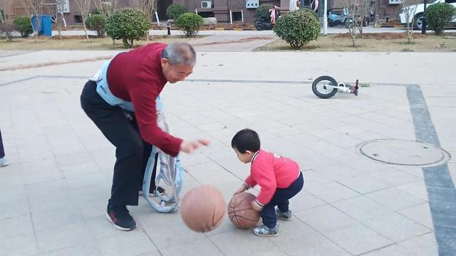 'Cuộc chiến bỉm sữa' của ông bố tuổi 70 khi vợ 65 tuổi sinh con 