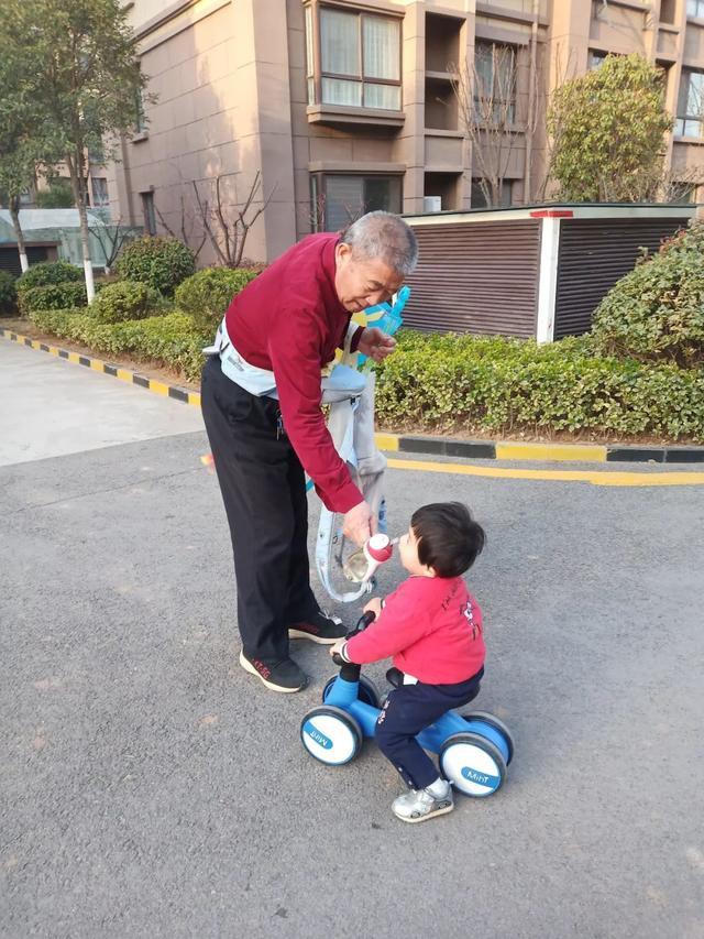 'Cuộc chiến bỉm sữa' của ông bố tuổi 70 khi vợ 65 tuổi sinh con 