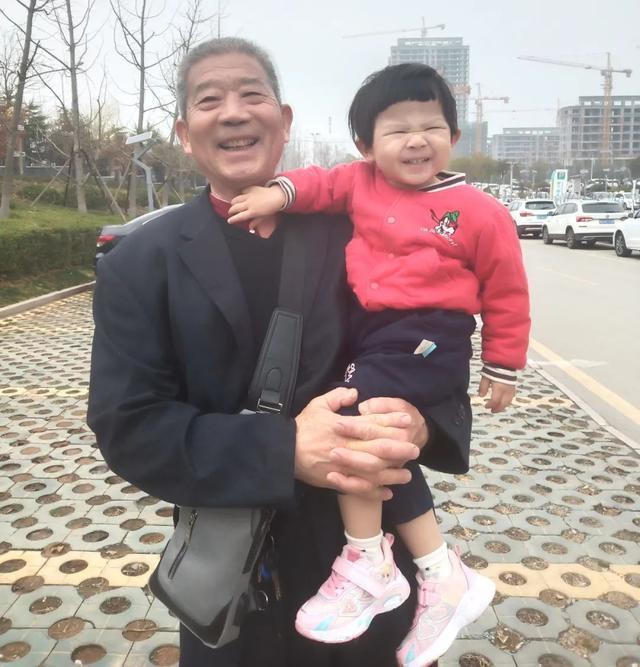 'Cuộc chiến bỉm sữa' của ông bố tuổi 70 khi vợ 65 tuổi sinh con 