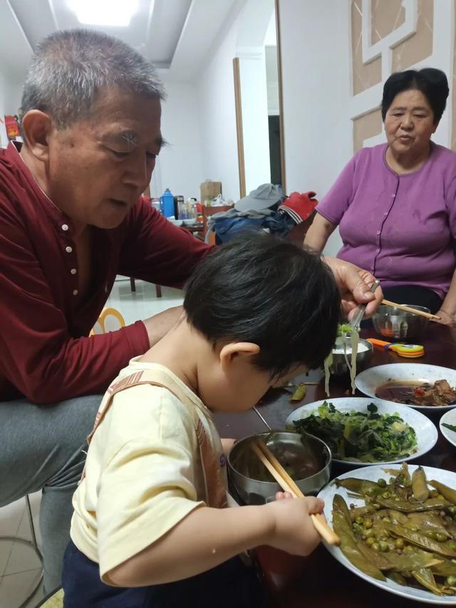 'Cuộc chiến bỉm sữa' của ông bố tuổi 70 khi vợ 65 tuổi sinh con 