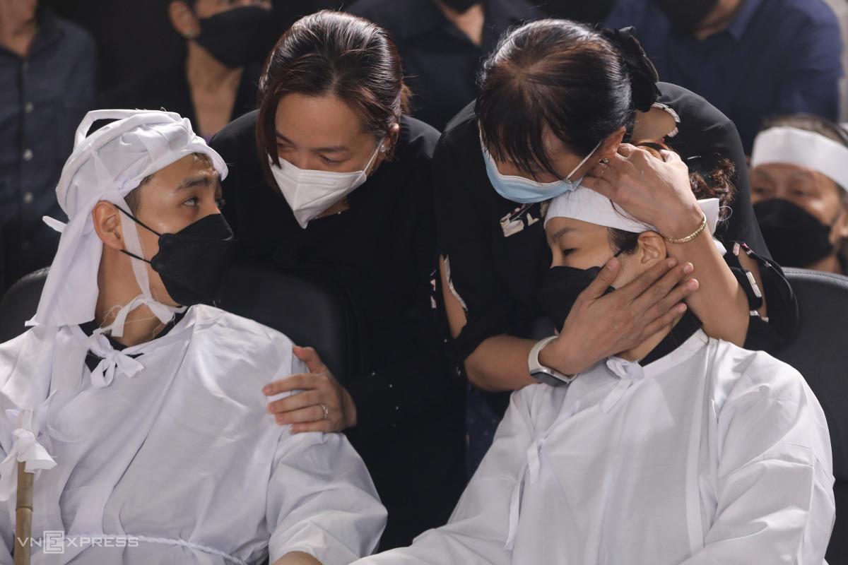 Chủ tịch nước Nguyễn Xuân Phúc đến viếng Phó Chủ tịch TP HCM Lê Hòa Bình