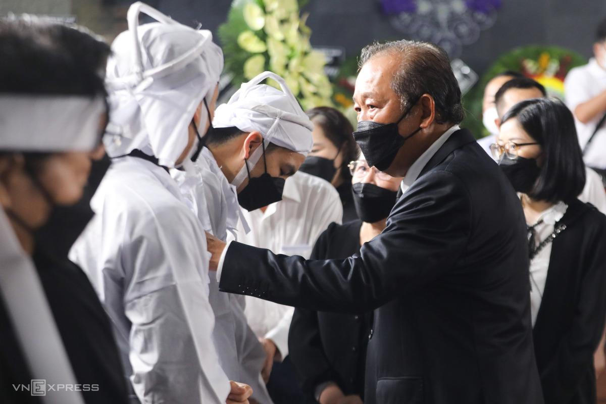 Chủ tịch nước Nguyễn Xuân Phúc đến viếng Phó Chủ tịch TP HCM Lê Hòa Bình