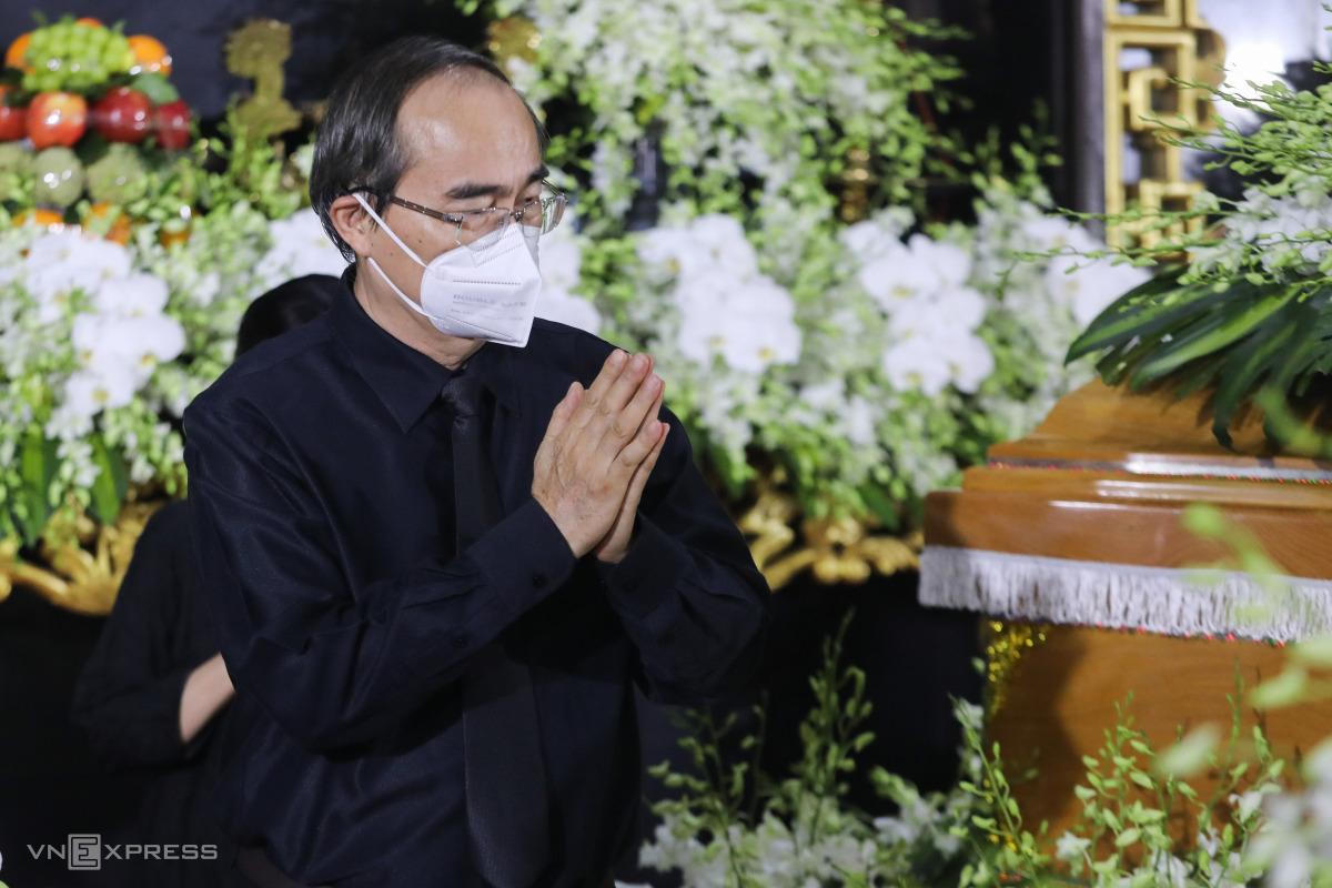 Chủ tịch nước Nguyễn Xuân Phúc đến viếng Phó Chủ tịch TP HCM Lê Hòa Bình