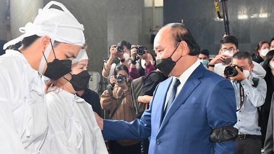 Chủ tịch nước Nguyễn Xuân Phúc đến viếng Phó Chủ tịch TP HCM Lê Hòa Bình