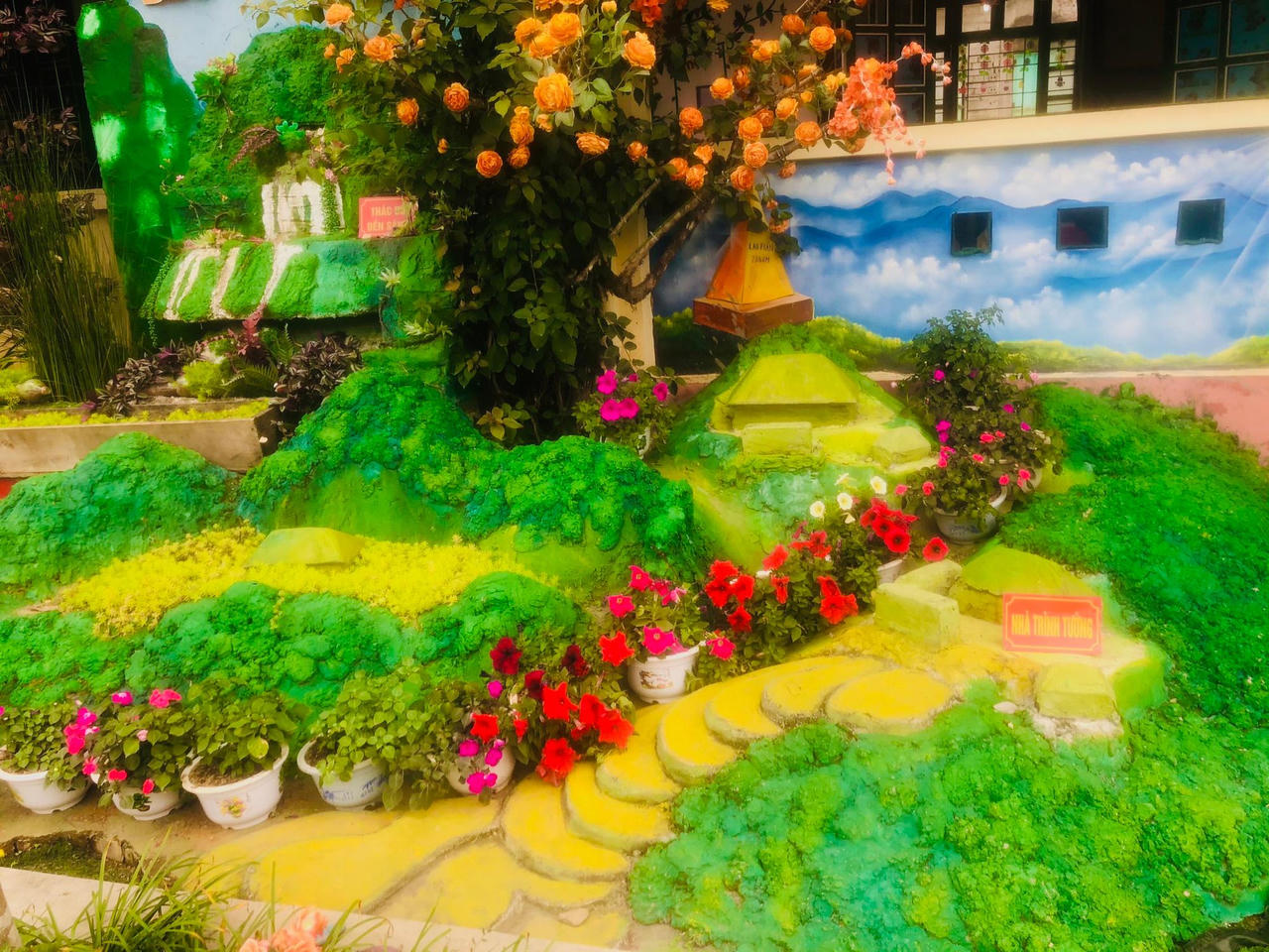 Mê mẩn với ngôi trường đẹp như cổ tích của cô trò nơi vùng cao biên giới - Ảnh 7.