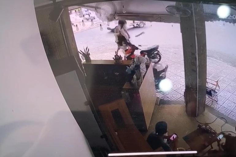 Thót tim cảnh hai cô gái đi xe máy 'bay' vào quán cà phê