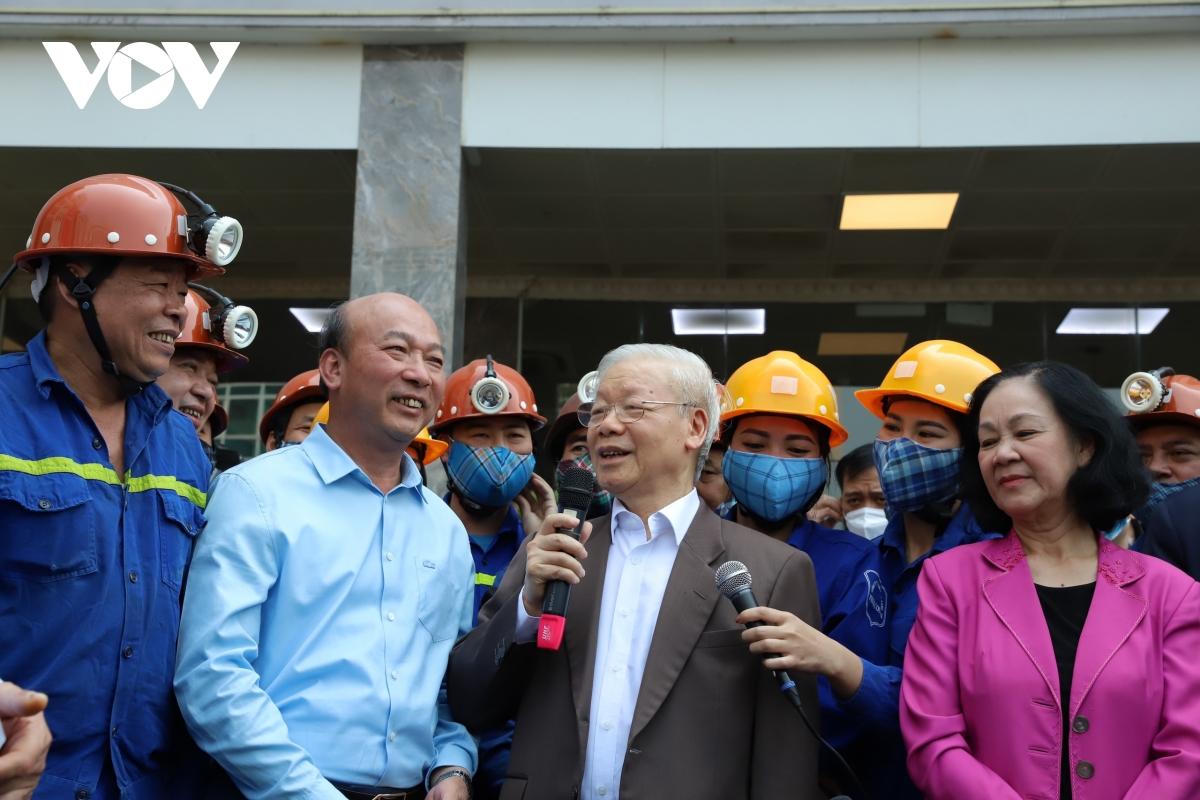 Tổng Bí thư Nguyễn Phú Trọng đến thăm, động viên công nhân ngành than ở Quảng Ninh