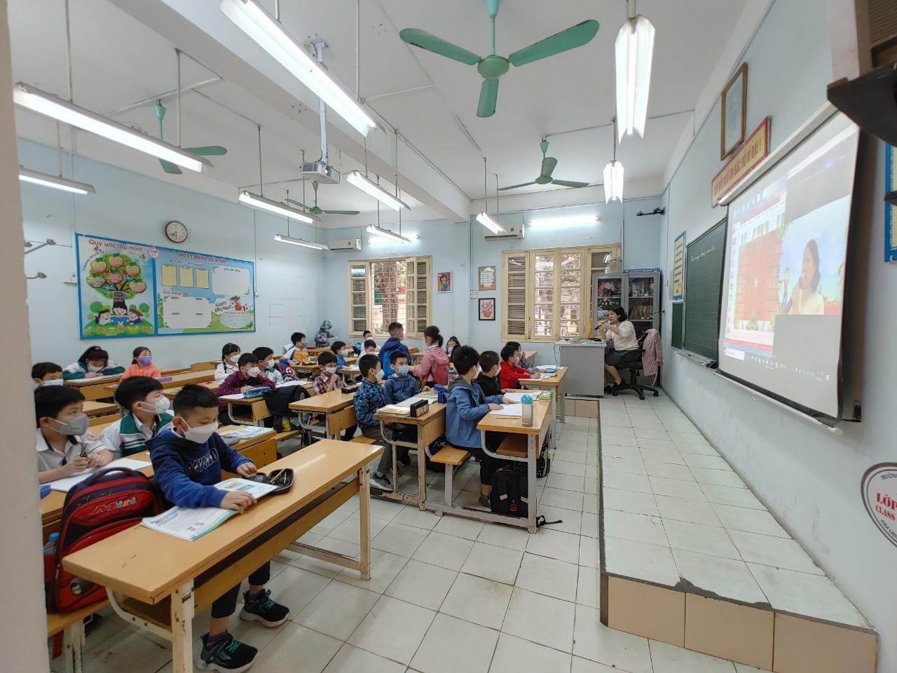 Hà Nội lý giải quyết định cho học sinh tiểu học đi học trực tiếp dù chưa tiêm vaccine