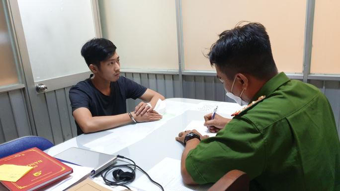 Công an TP HCM bắt nóng nhóm cướp 2 tỉ đồng - Ảnh 2.