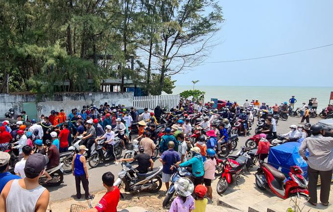 4 du khách bị sóng cuốn khi tắm biển