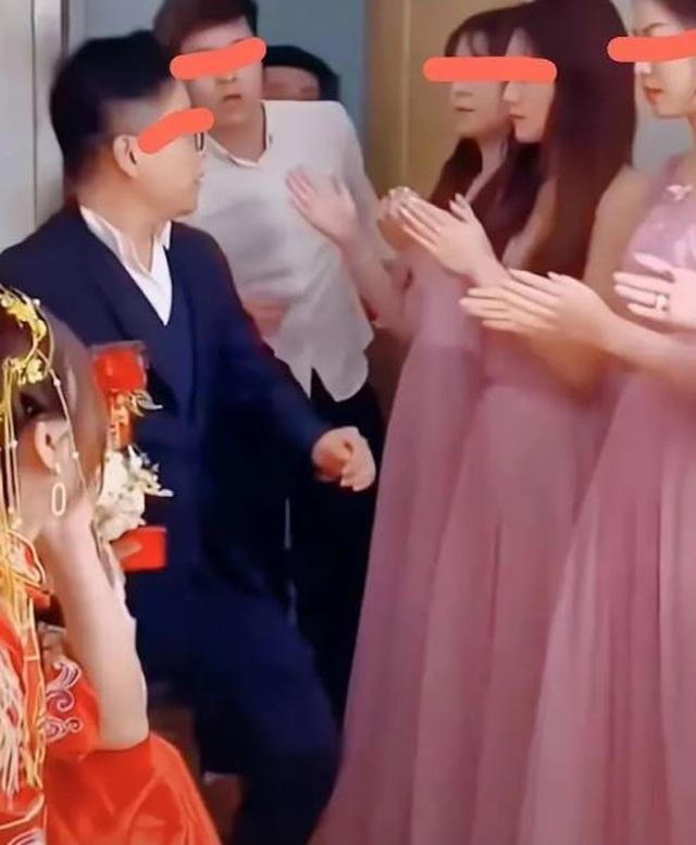 Cô gái mời người yêu cũ của chồng làm phù dâu trong đám cưới và cái kết