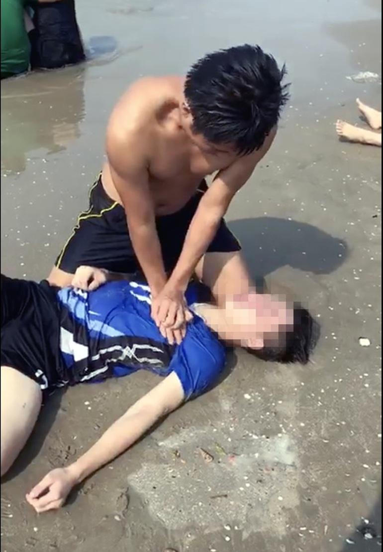 Giây phút Trung úy cảnh sát Đồng Nai cứu sống 4 người đuối nước tại biển Vũng Tàu