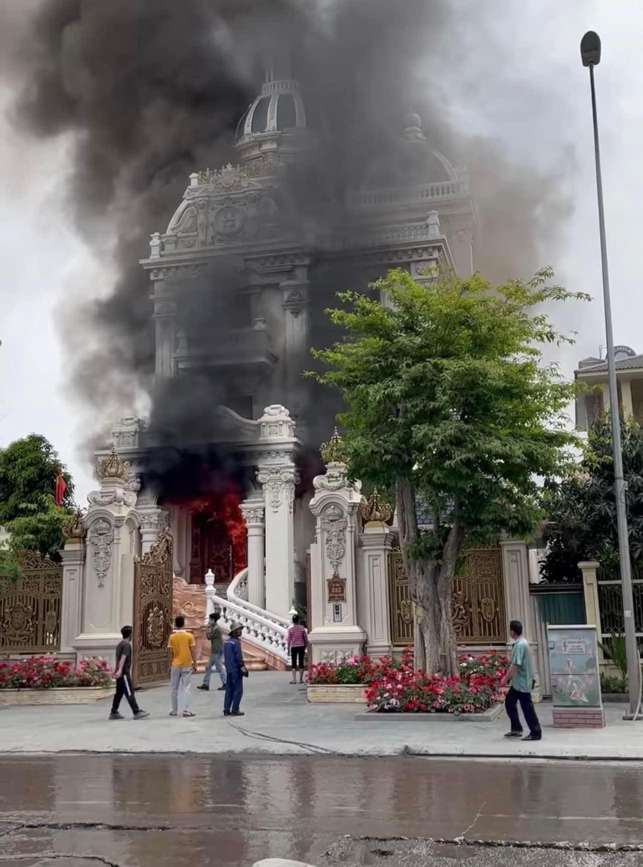 Cháy dữ dội biệt thự trăm tỷ của đại gia ở Quảng Ninh