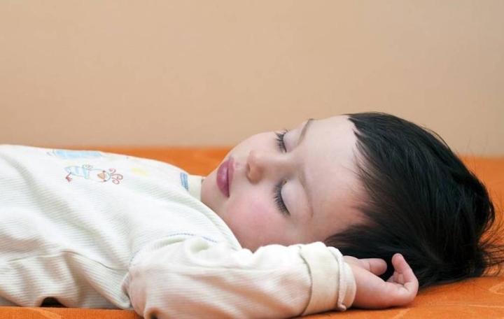 3 vị trí trên cơ thể trẻ mà bố mẹ chạm càng nhiều, con càng thông minh