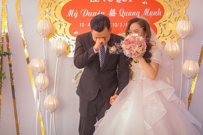 Chú rể khóc nức nở suốt buổi xin dâu
