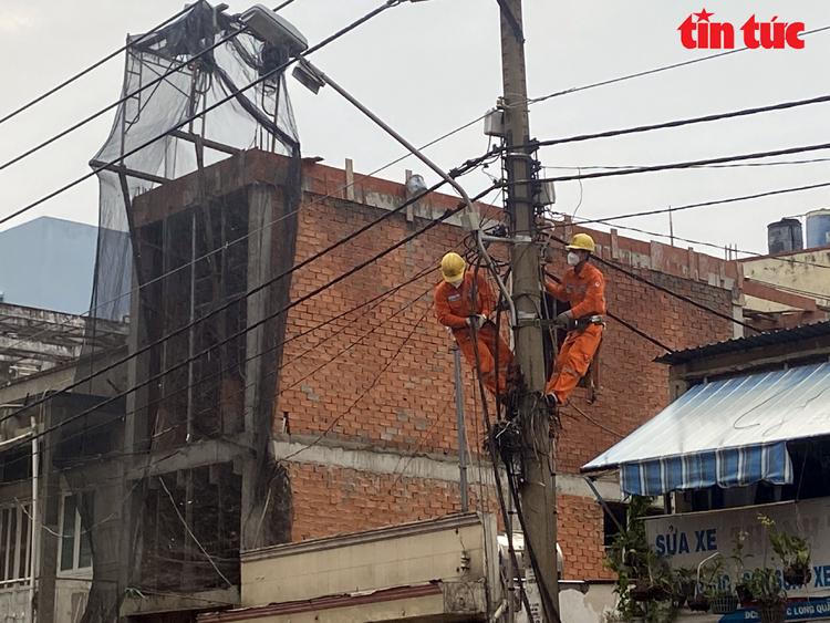 Trụ điện bất ngờ bật gốc đổ xuống đường TP HCM, nhiều người 'thót tim'