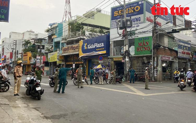 Trụ điện bất ngờ bật gốc đổ xuống đường TP HCM, nhiều người 'thót tim'