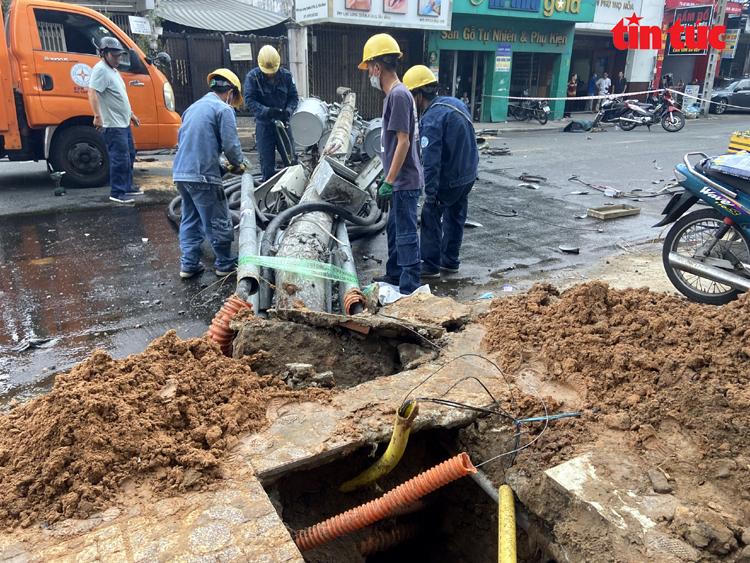 Trụ điện bất ngờ bật gốc đổ xuống đường TP HCM, nhiều người 'thót tim'