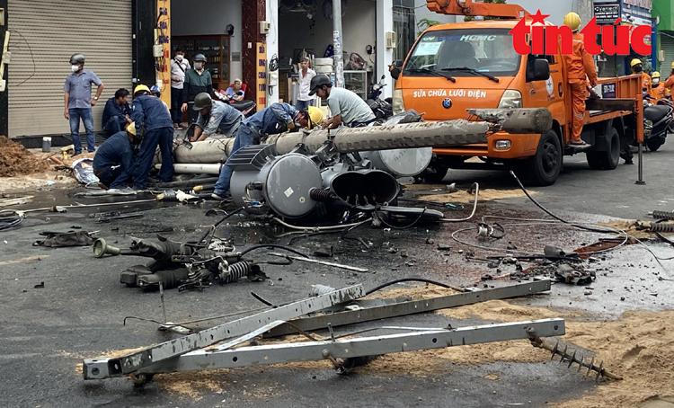 Trụ điện bất ngờ bật gốc đổ xuống đường TP HCM, nhiều người 'thót tim'