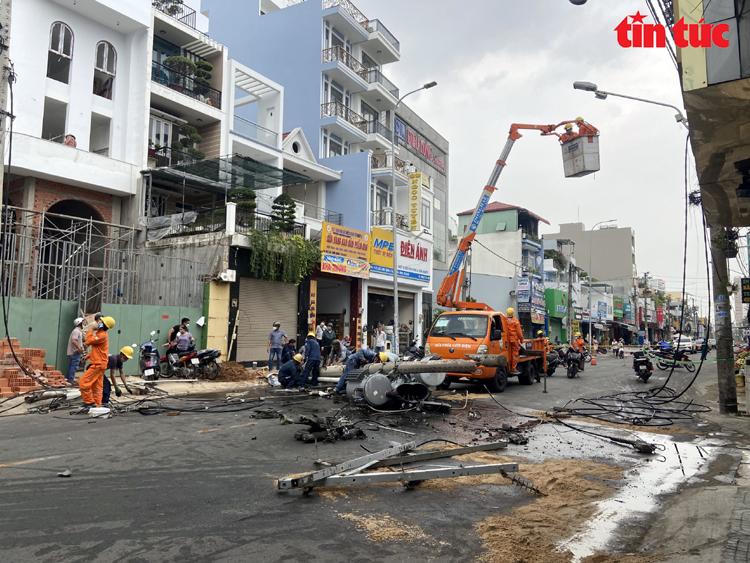 Trụ điện bất ngờ bật gốc đổ xuống đường TP HCM, nhiều người 'thót tim'