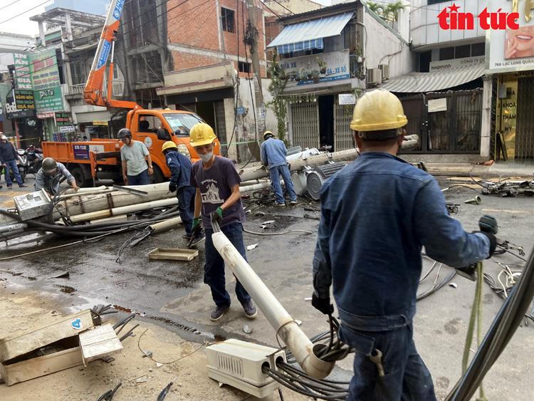 Trụ điện bất ngờ bật gốc đổ xuống đường TP HCM, nhiều người 'thót tim'