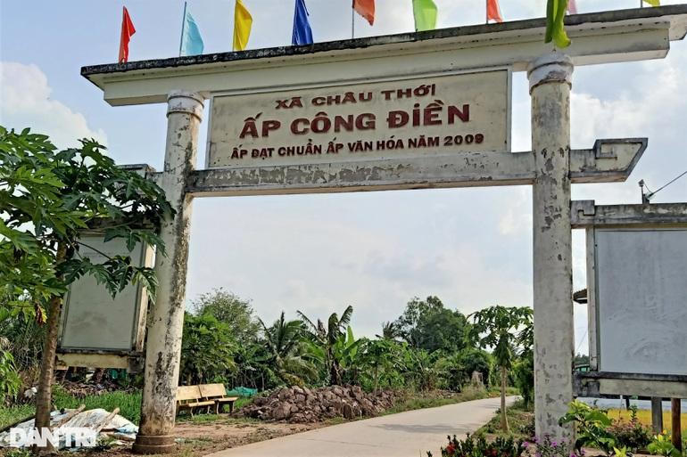 Bé gái 16 tuổi bị người tình của mẹ vụt gậy sắt đến bất tỉnh