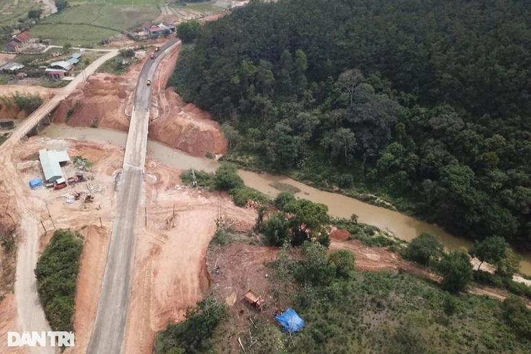 Nhiều người hốt hoảng bỏ chạy vì rung lắc động đất giữa trưa ở Kon Tum