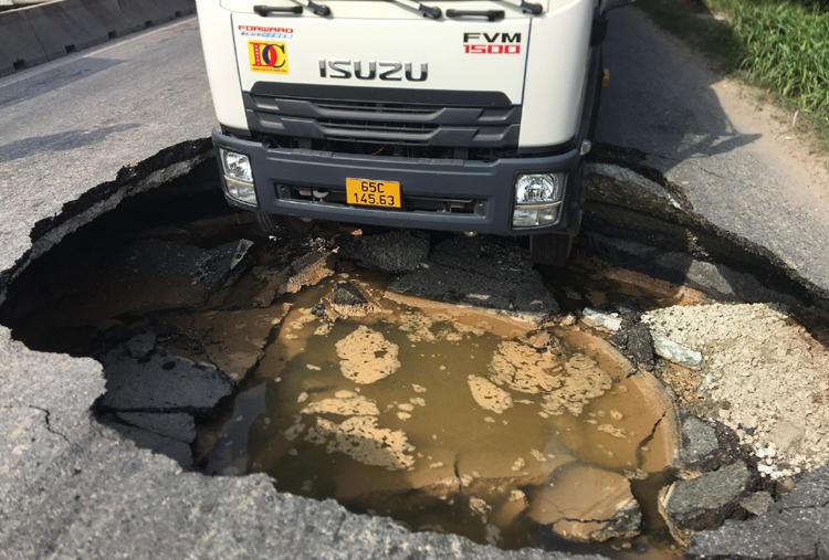 Xe tải sụp hố ‘tử thần’ gần cầu Phú Mỹ, TP HCM