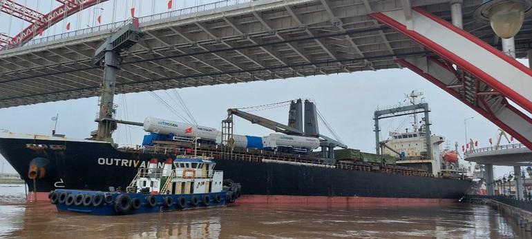 Tàu biển 'khủng' trôi tự do bất ngờ mắc kẹt gầm cầu hiện đại nhất Hải Phòng