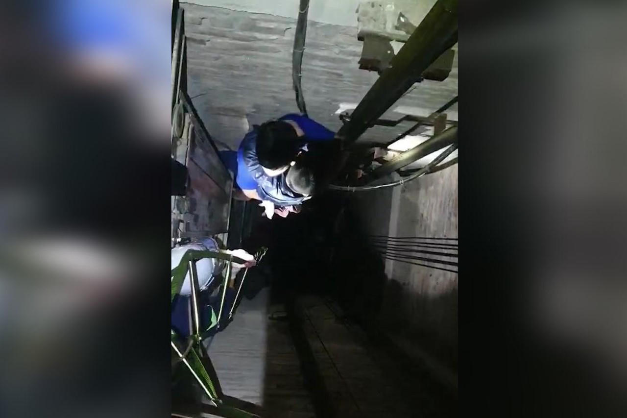 Cứu bé trai rơi từ tầng 6 xuống hố thang máy