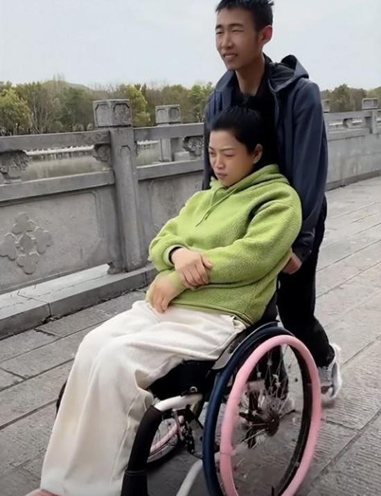 Người phụ nữ liệt nửa người kết hôn với con trai bạn thân