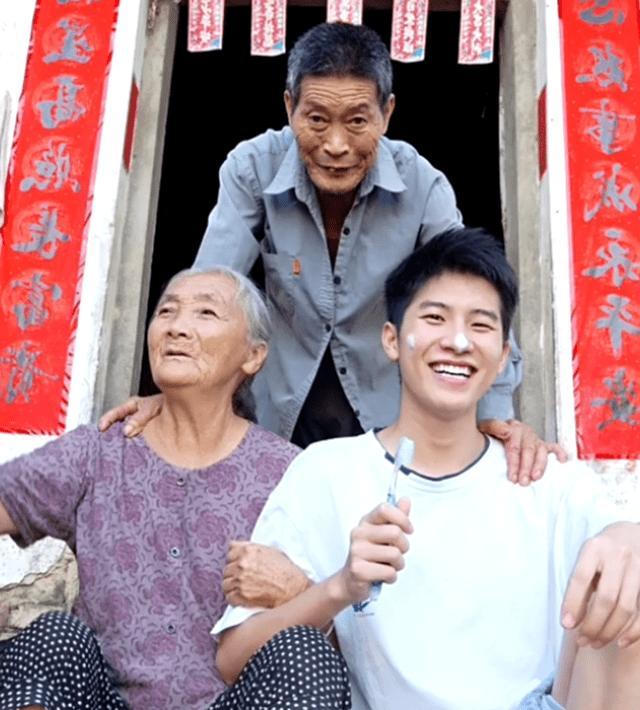 Chàng trai nghèo từ chối mức lương trăm triệu, về vùng hẻo lánh làm điều bất ngờ