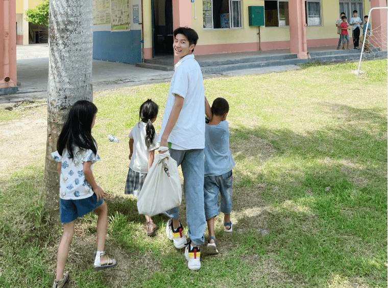 Chàng trai nghèo từ chối mức lương trăm triệu, về vùng hẻo lánh làm điều bất ngờ