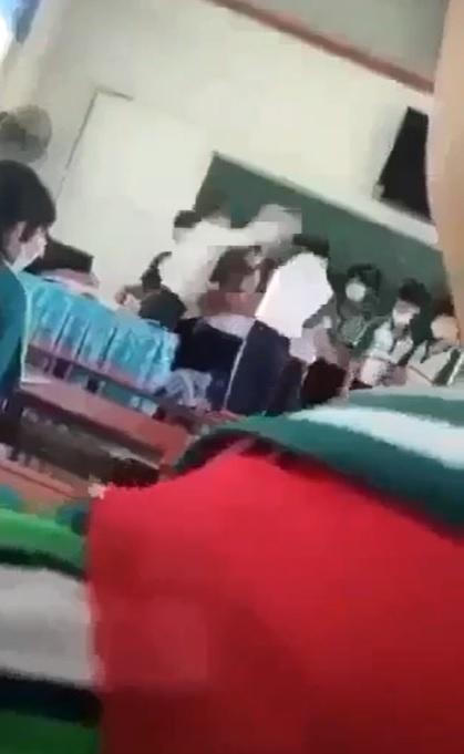 Bức xúc cảnh cô giáo thả vở học sinh rơi tự do, thầy tát trò