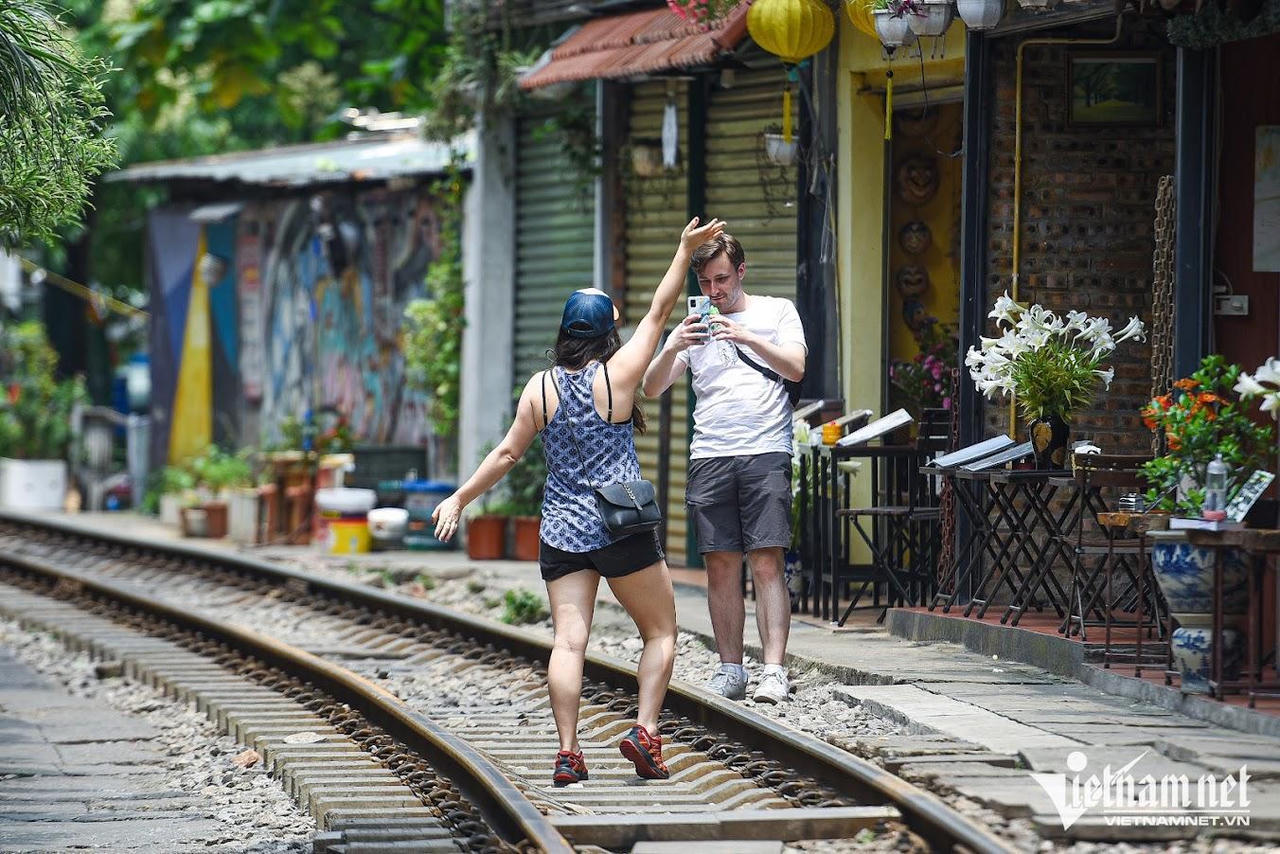 Thực hư tin 'phố cafe đường tàu Hà Nội mở lại, khách quốc tế đổ xô check-in'