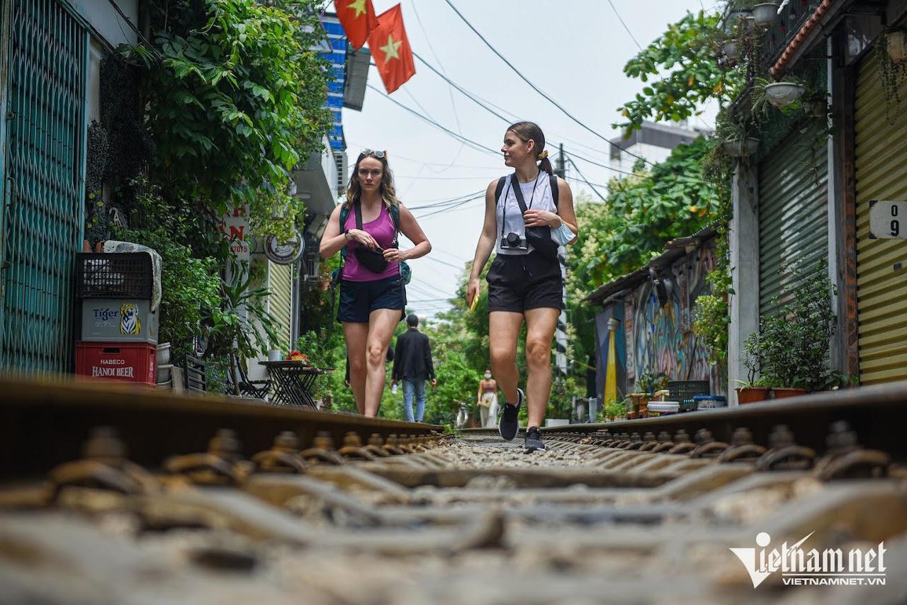 Thực hư tin 'phố cafe đường tàu Hà Nội mở lại, khách quốc tế đổ xô check-in'