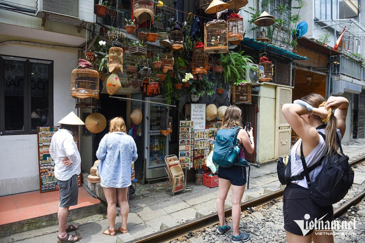 Thực hư tin 'phố cafe đường tàu Hà Nội mở lại, khách quốc tế đổ xô check-in'