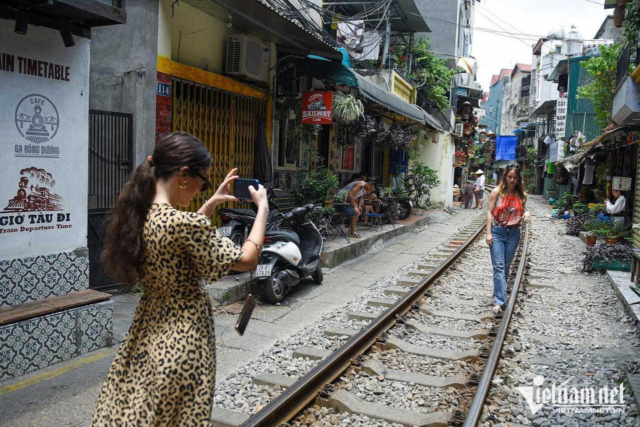Thực hư tin 'phố cafe đường tàu Hà Nội mở lại, khách quốc tế đổ xô check-in'