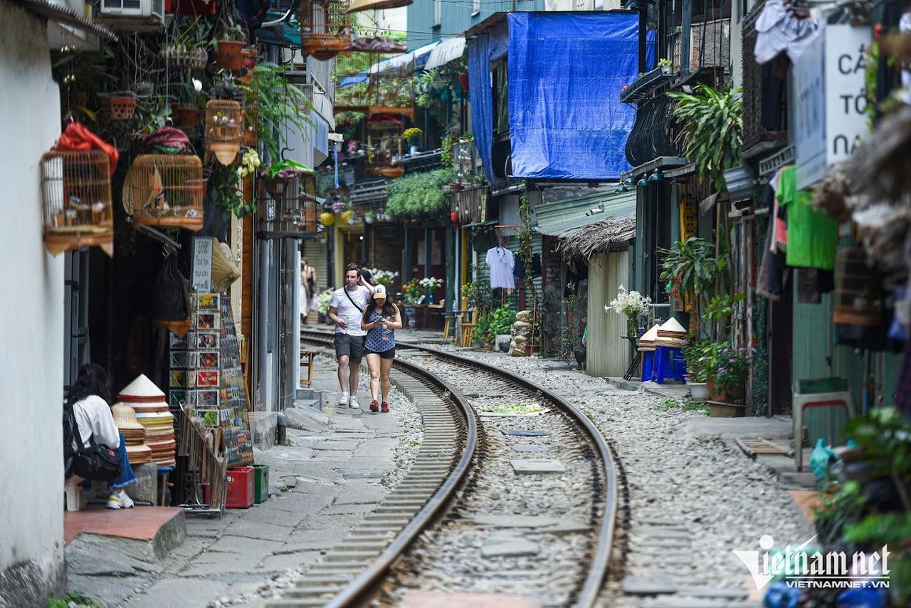 Thực hư tin 'phố cafe đường tàu Hà Nội mở lại, khách quốc tế đổ xô check-in'