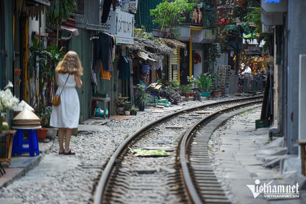 Thực hư tin 'phố cafe đường tàu Hà Nội mở lại, khách quốc tế đổ xô check-in'