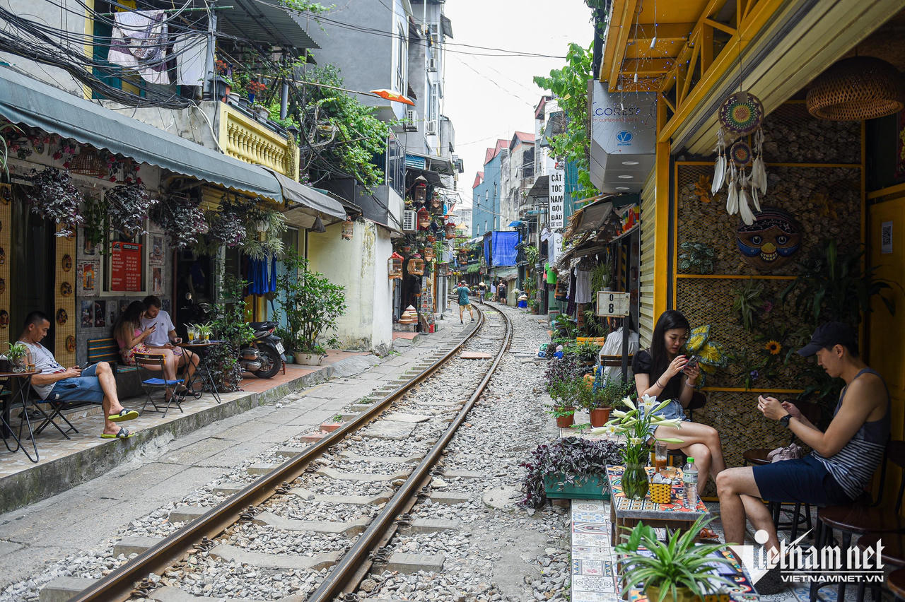 Thực hư tin 'phố cafe đường tàu Hà Nội mở lại, khách quốc tế đổ xô check-in'