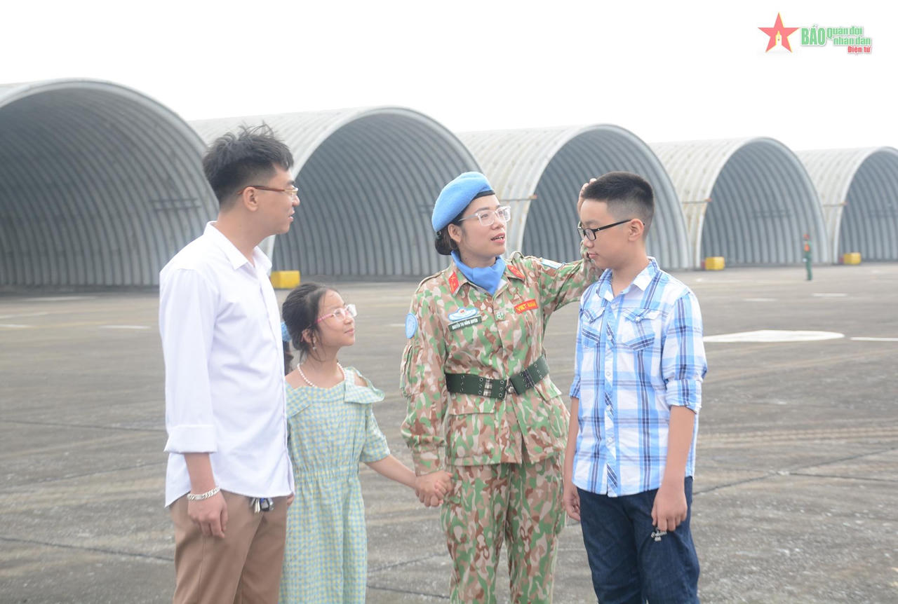 Xúc động hình ảnh chiến sĩ mũ nồi xanh lên đường làm nhiệm vụ giữ gìn hòa bình LHQ