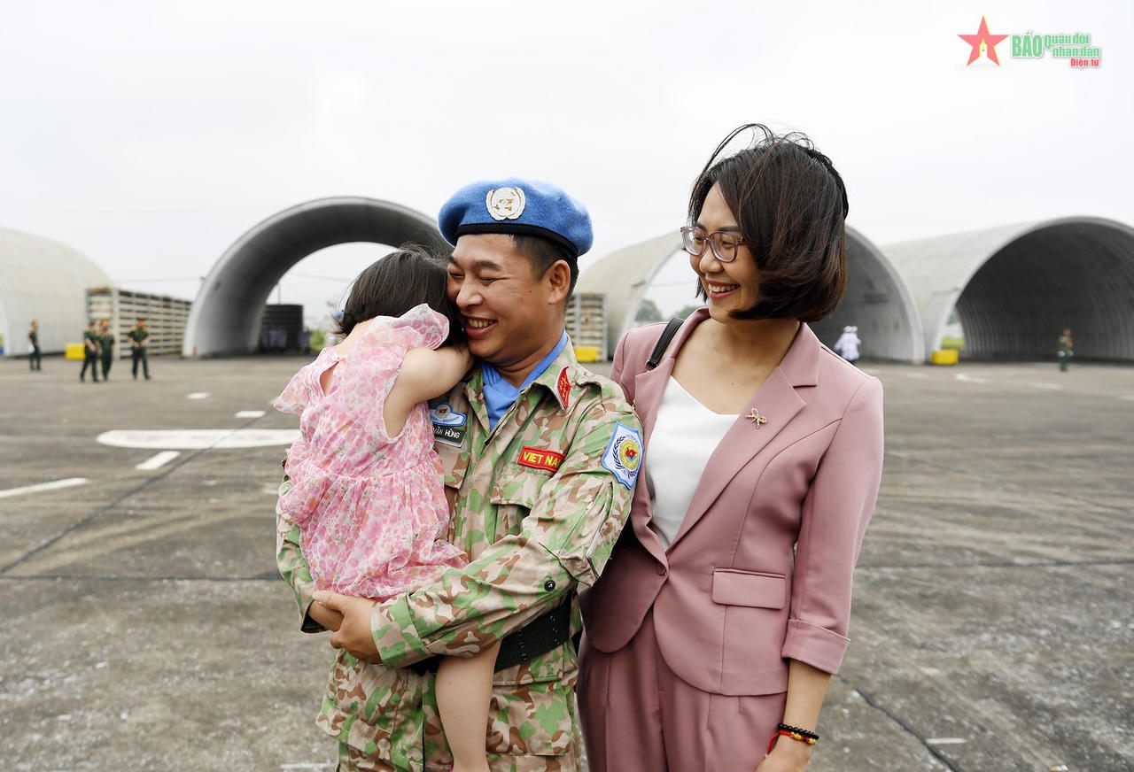 Xúc động hình ảnh chiến sĩ mũ nồi xanh lên đường làm nhiệm vụ giữ gìn hòa bình LHQ